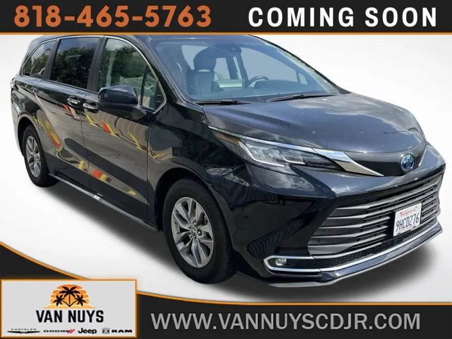 2023 Toyota Sienna XLE photo 1