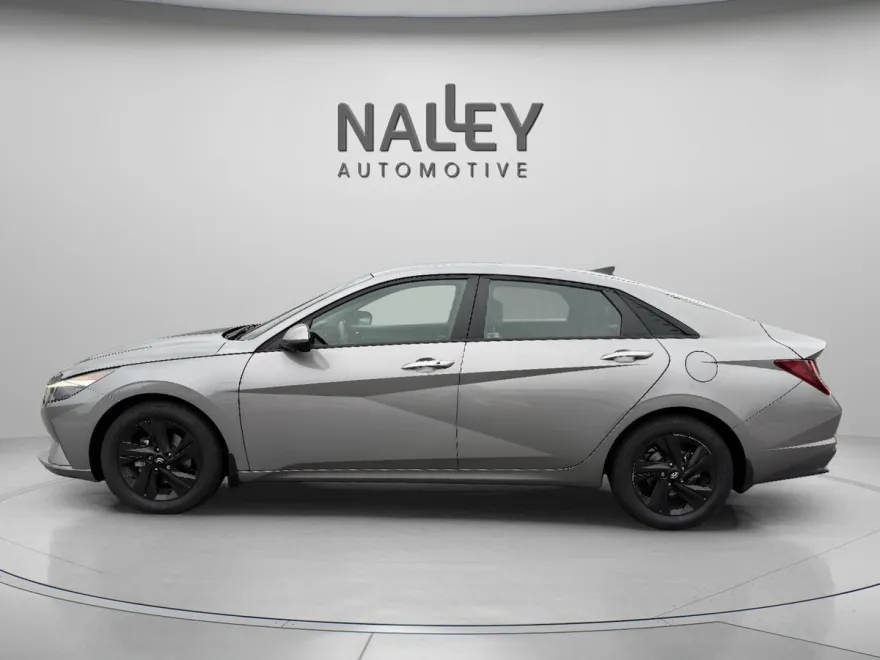 2022 Hyundai Elantra SEL Convenience photo 1