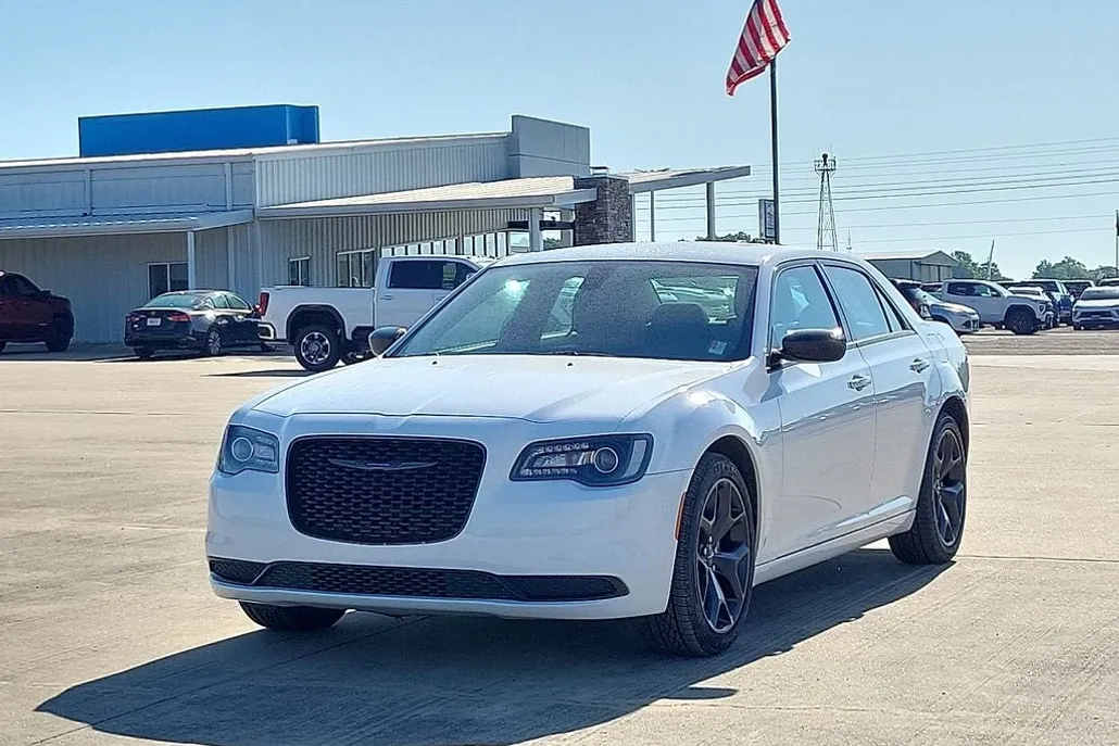 2023 Chrysler 300 Touring photo 1