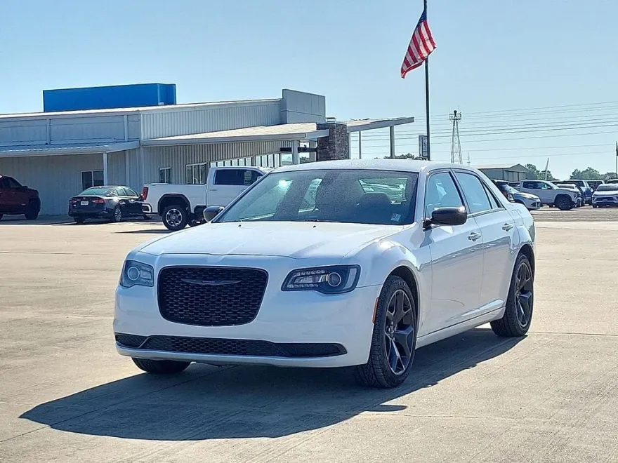 2023 Chrysler 300 Touring photo 1