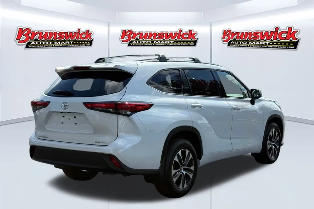 2022 Toyota Highlander XLE photo 1