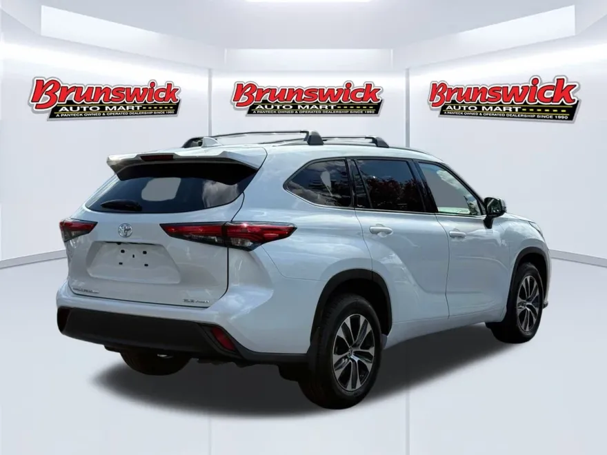2022 Toyota Highlander XLE photo 1