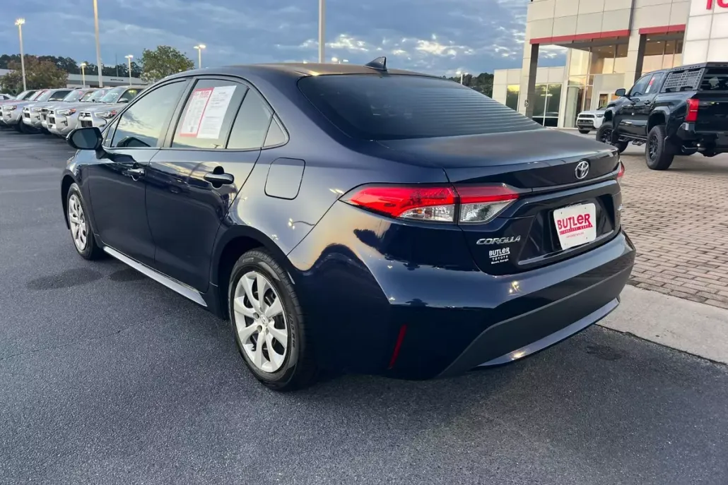 2021 Toyota Corolla LE photo 1