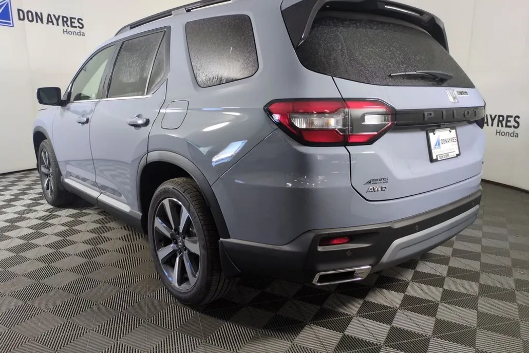 2025 Honda Pilot Touring photo 1