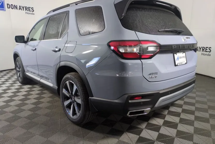 2025 Honda Pilot Touring photo 1