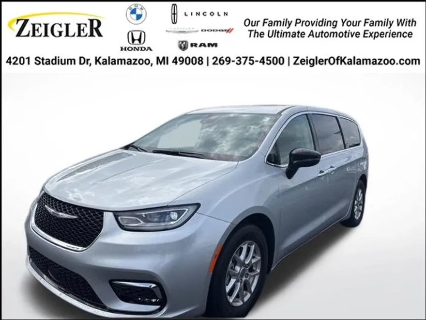 2024 Chrysler Pacifica Touring L photo 1
