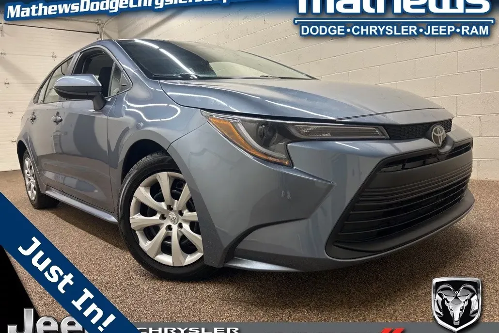2023 Toyota Corolla LE photo 1