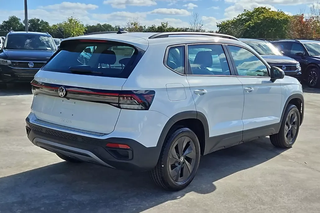 2025 Volkswagen Taos S photo 1