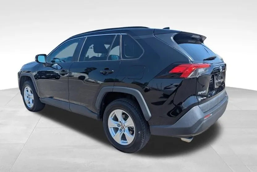 2021 Toyota RAV4 XLE photo 1