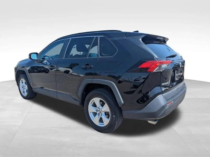 2021 Toyota RAV4 XLE photo 1