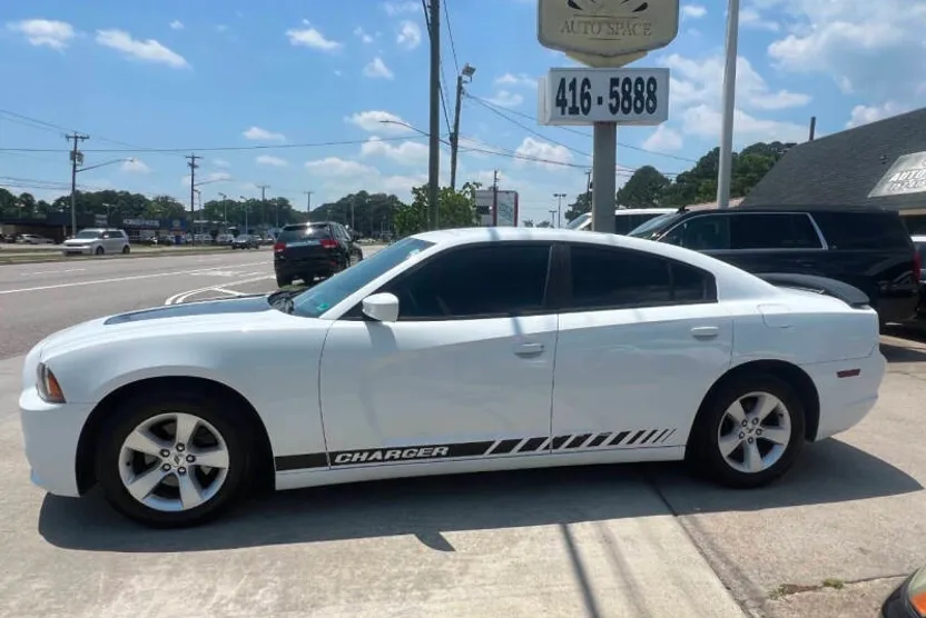 2013 Dodge Charger SE photo 1