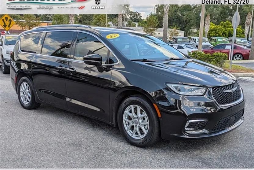 2021 Chrysler Pacifica Touring L photo 1