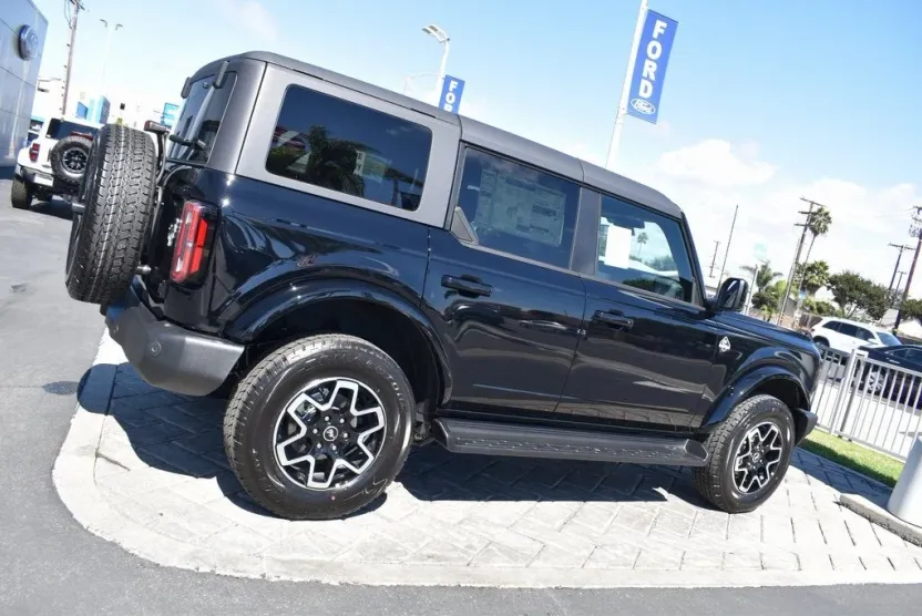 2025 Ford Bronco Outer Banks photo 1