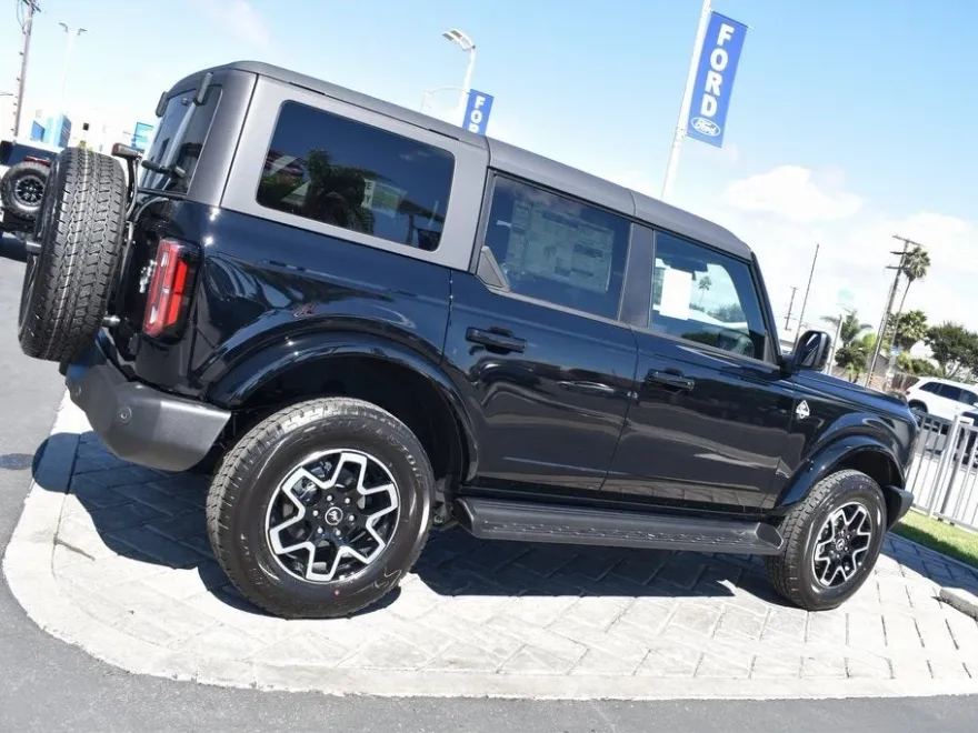 2025 Ford Bronco Outer Banks photo 1