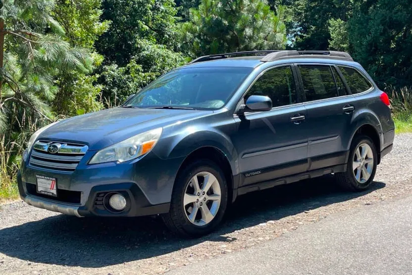 2013 Subaru Outback 2.5i Limited photo 1