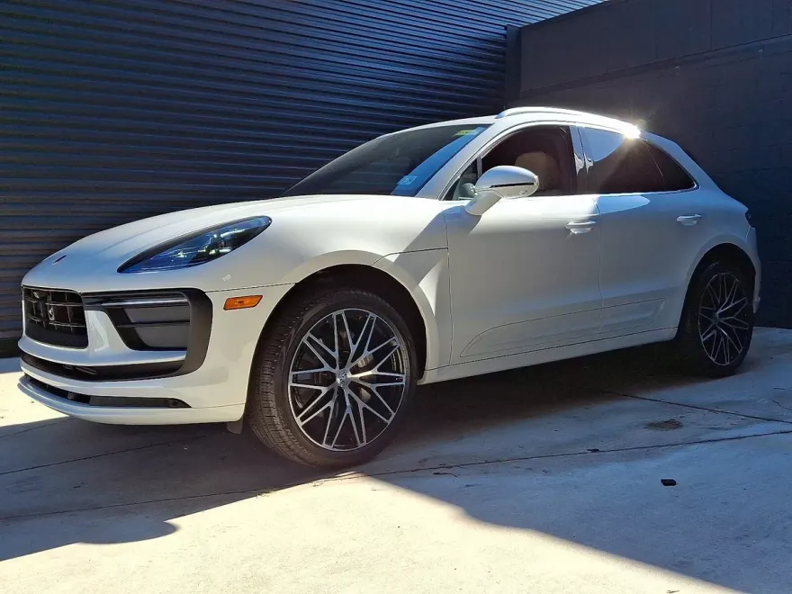 2025 Porsche Macan T photo 1