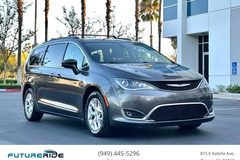 2017 Chrysler Pacifica Touring L photo 1