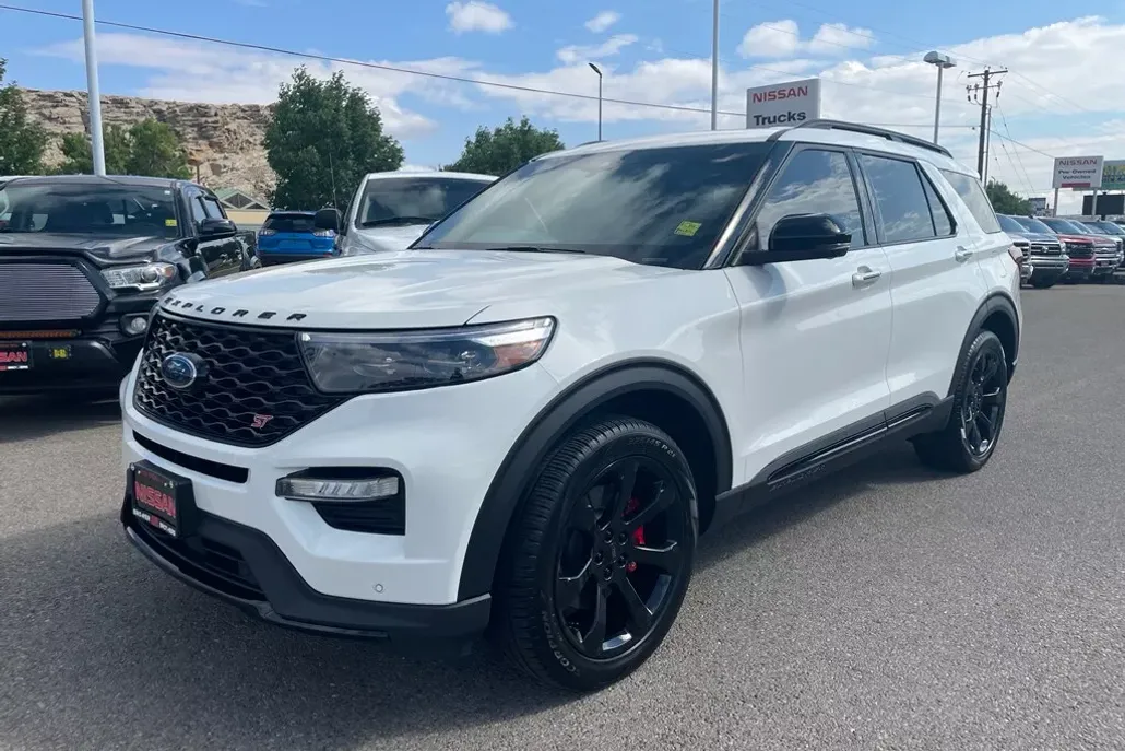 2023 Ford Explorer ST photo 1