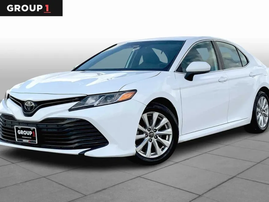 2019 Toyota Camry LE photo 1