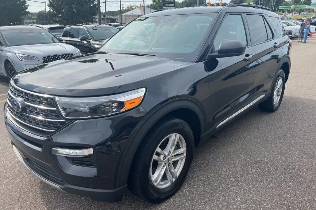 2023 Ford Explorer XLT photo 1
