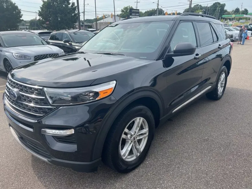 2023 Ford Explorer XLT photo 1