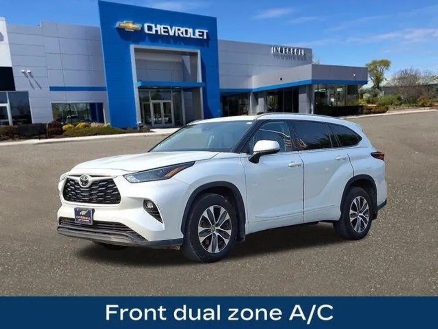 2022 Toyota Highlander XLE photo 1