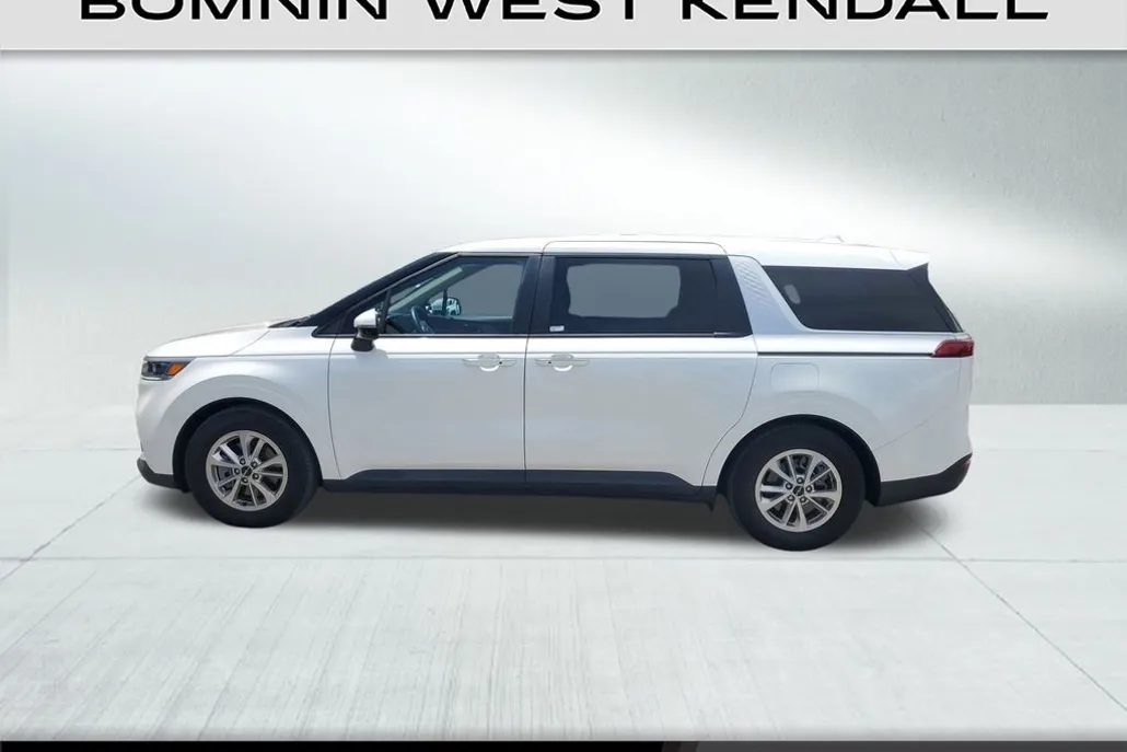 2024 Kia Carnival LX photo 1