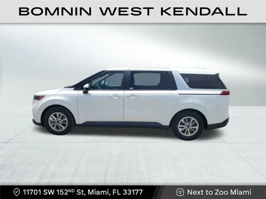 2024 Kia Carnival LX photo 1