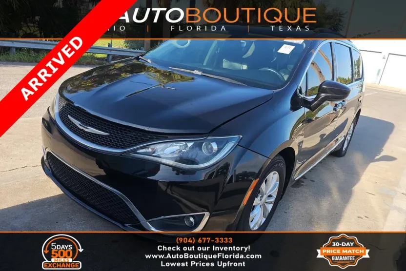 2017 Chrysler Pacifica Touring L photo 1