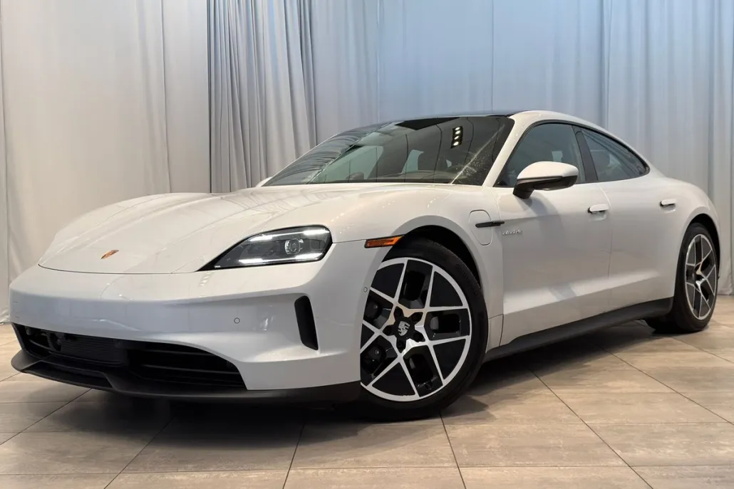 2025 Porsche Taycan photo 1