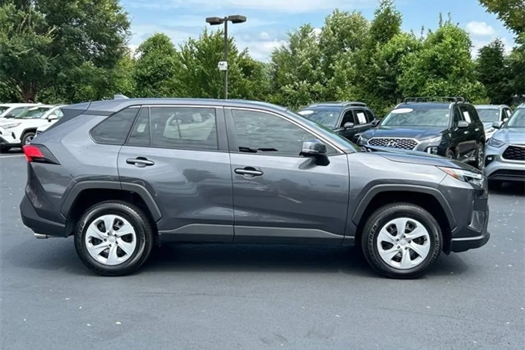 2024 Toyota RAV4 LE photo 1