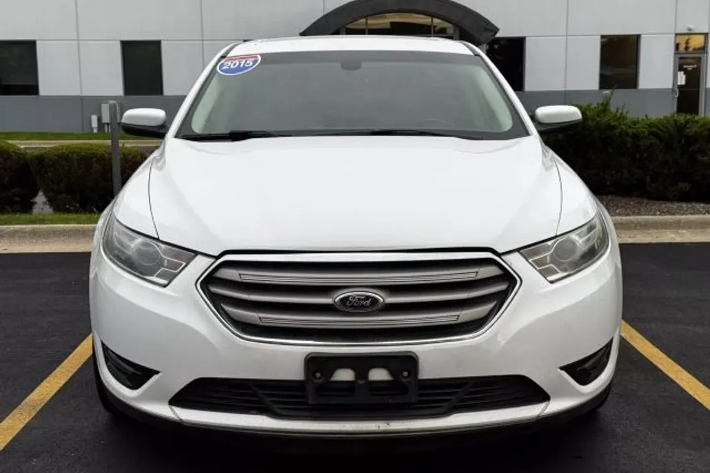 2015 Ford Taurus SEL photo 1