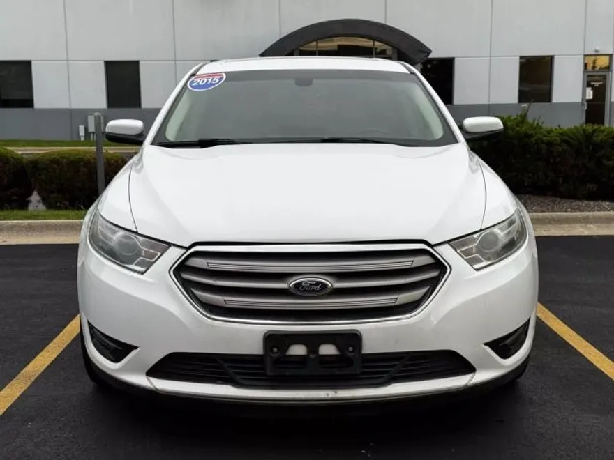 2015 Ford Taurus SEL photo 1