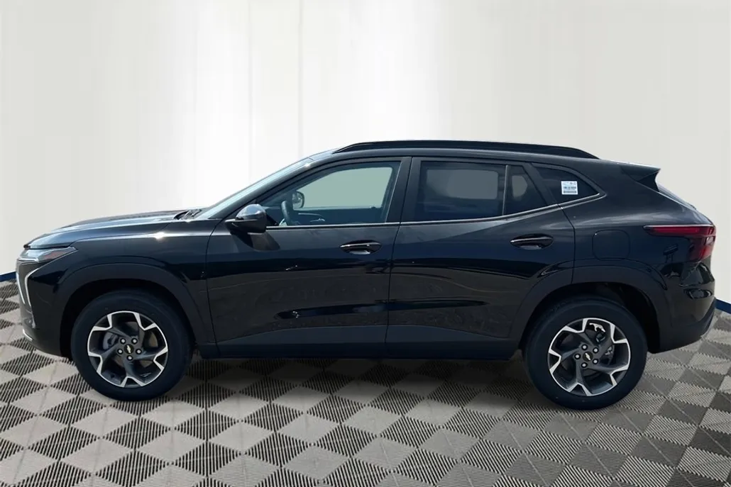2025 Chevrolet Trax LT photo 1
