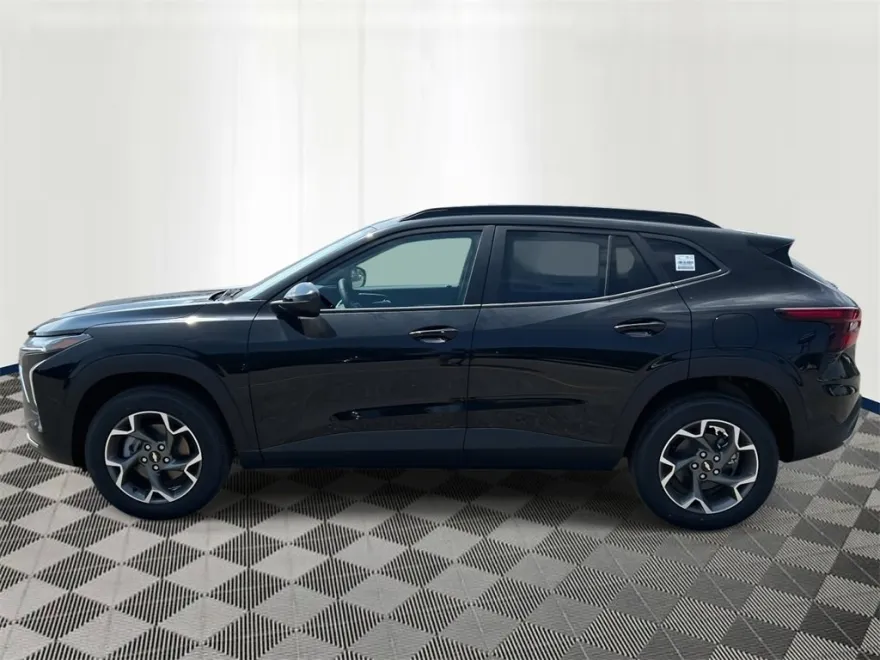2025 Chevrolet Trax LT photo 1