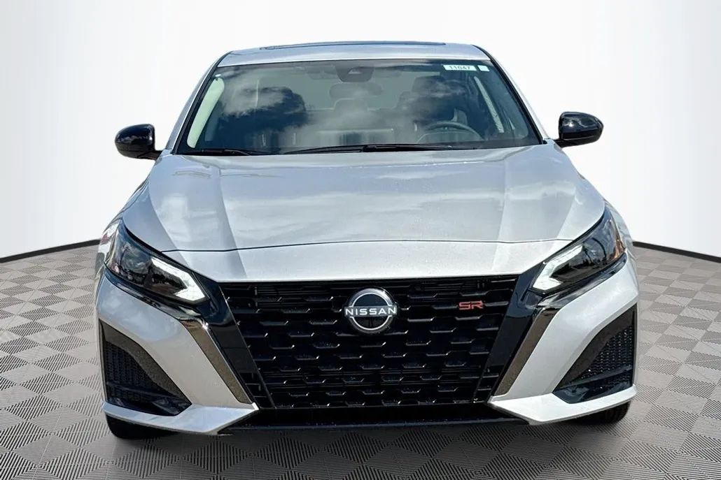 2025 Nissan Altima SR photo 1