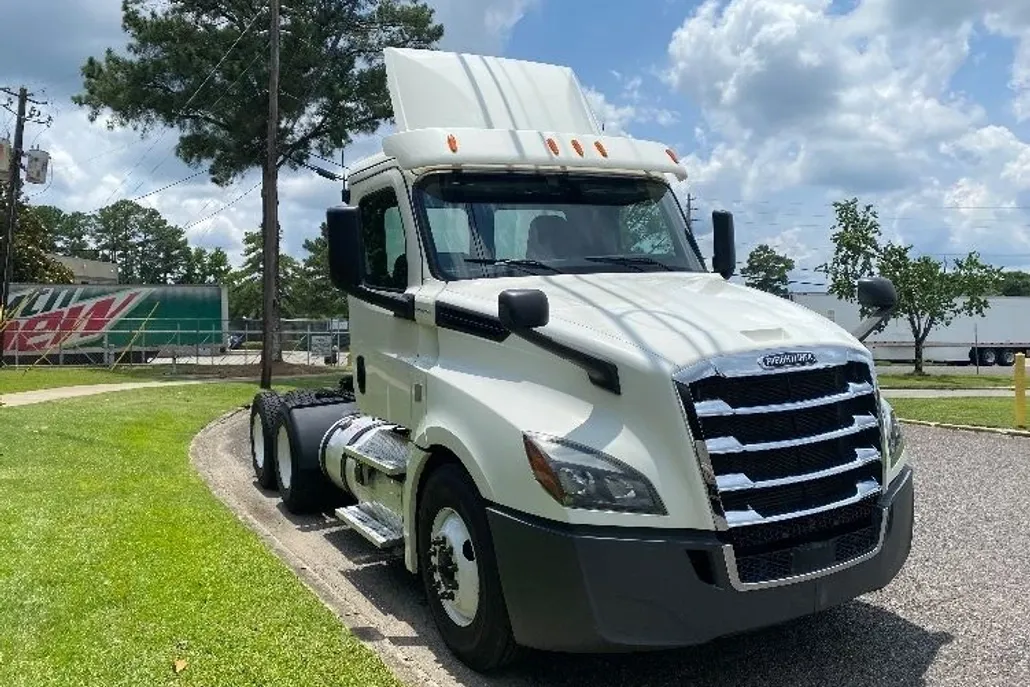 2018 Freightliner Cascadia 126" Day cab photo 1