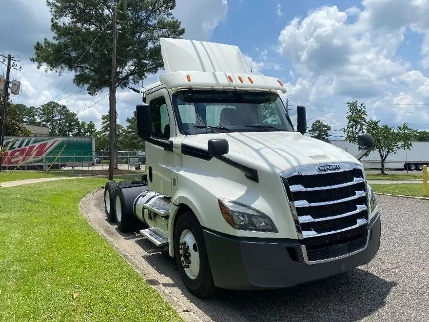 2018 Freightliner Cascadia 126" Day cab photo 1