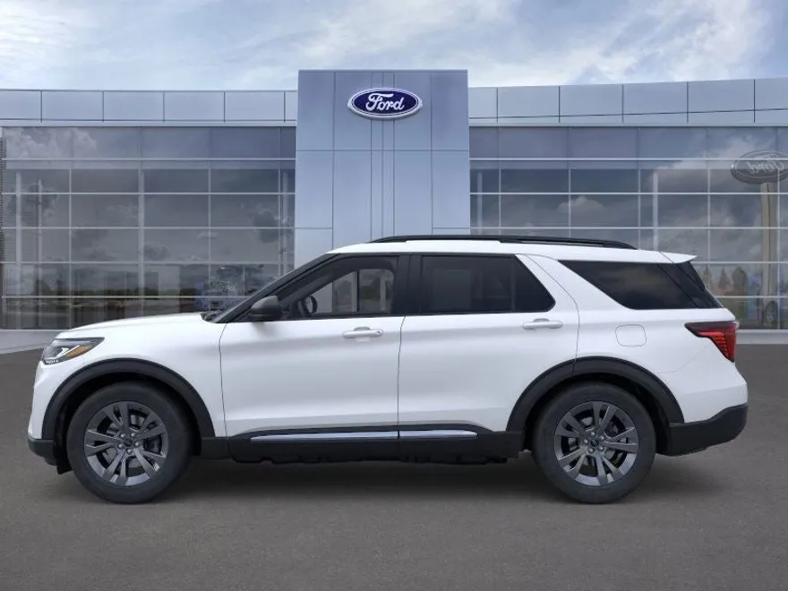 2025 Ford Explorer photo 1
