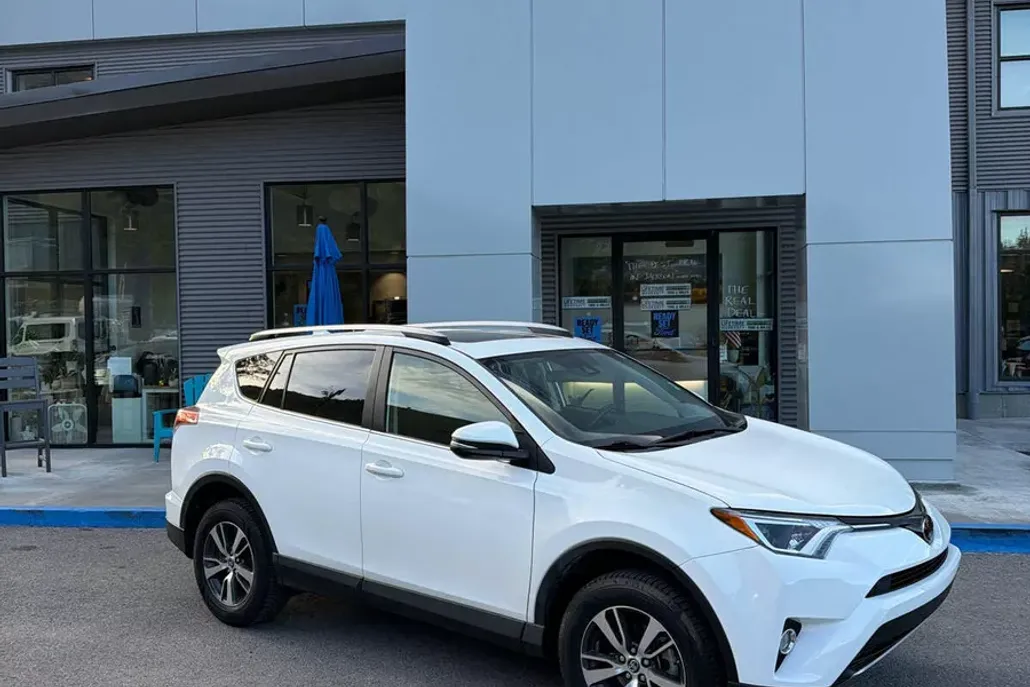 2018 Toyota RAV4 XLE photo 1