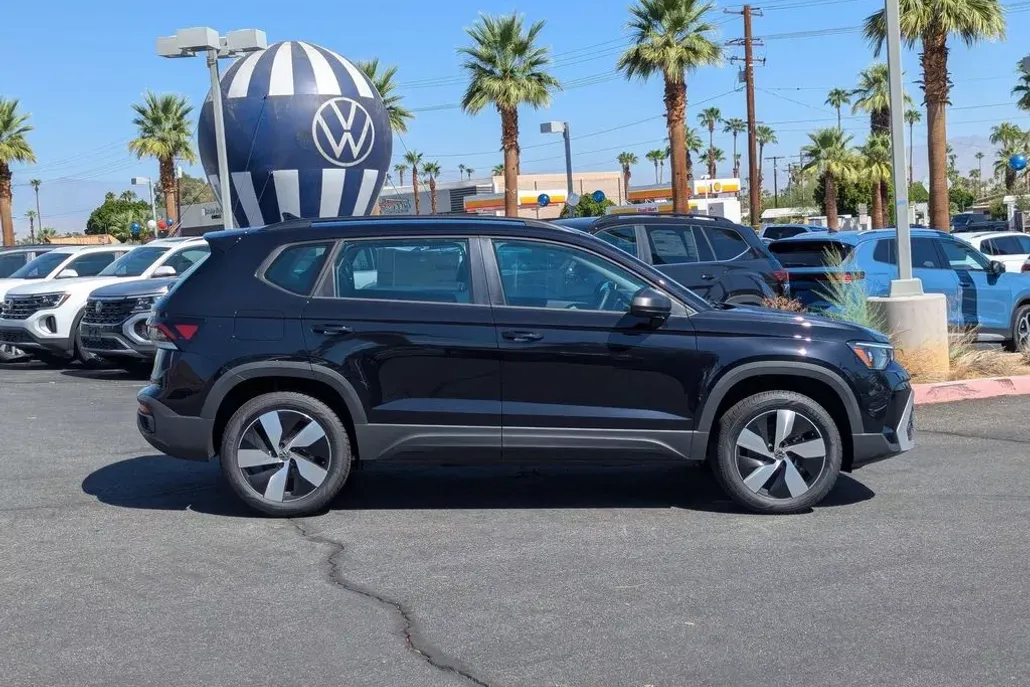 2025 Volkswagen Taos SE photo 1