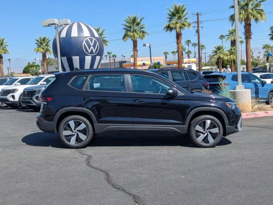 2025 Volkswagen Taos SE photo 1