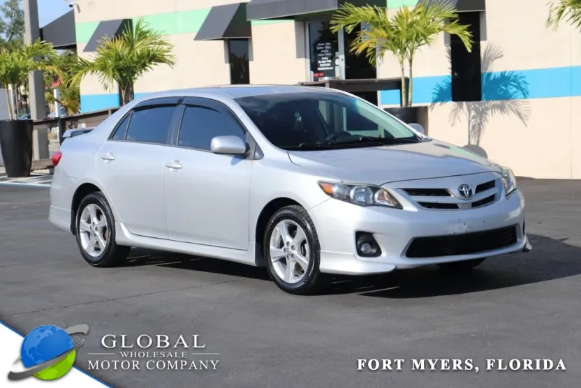 2013 Toyota Corolla photo 1