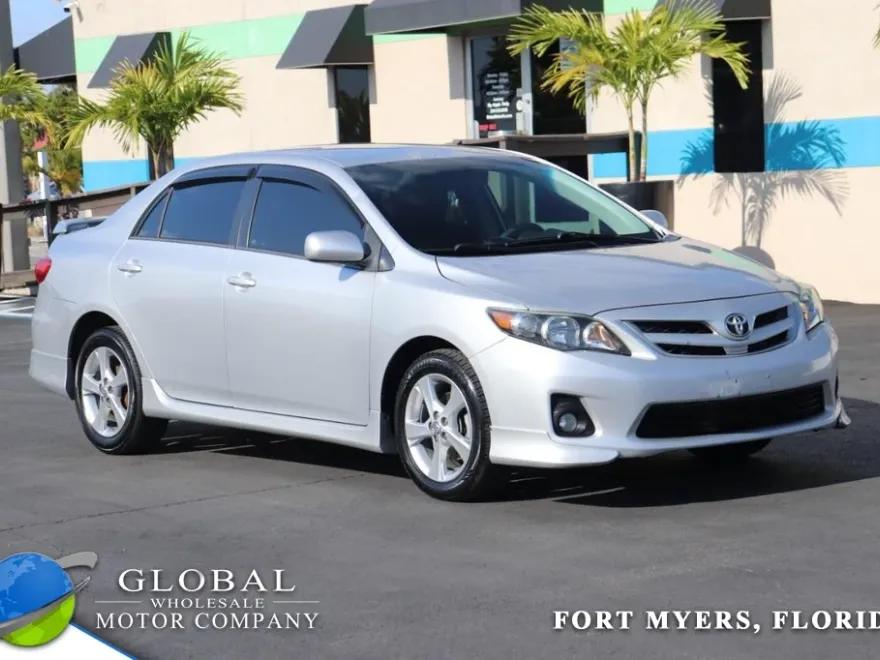 2013 Toyota Corolla photo 1