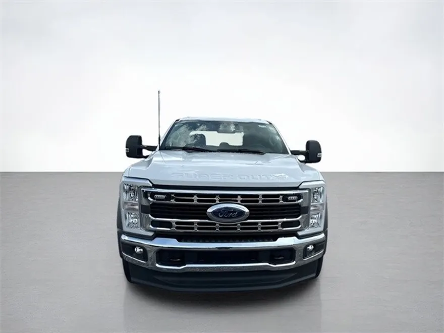 2023 Ford F-550 photo 2
