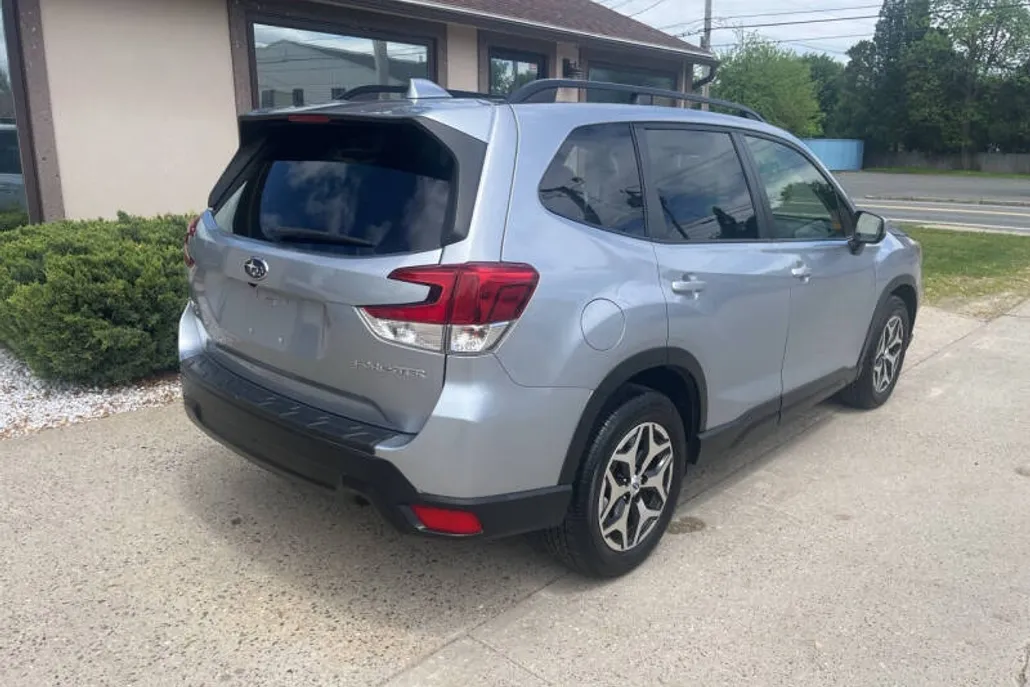 2020 Subaru Forester Premium photo 1