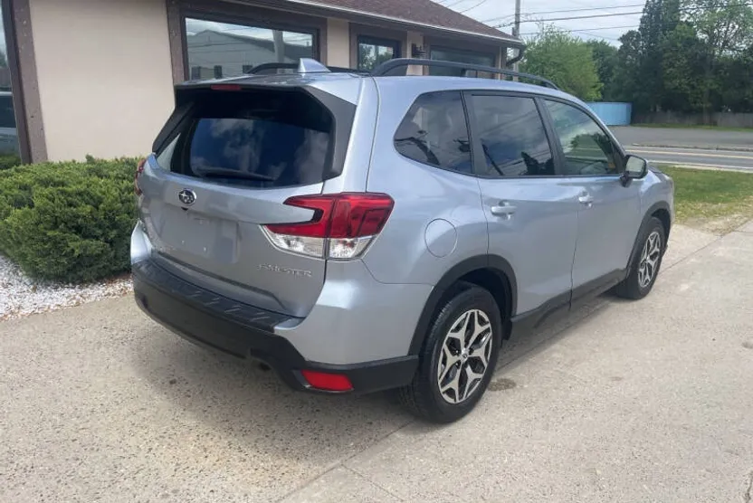 2020 Subaru Forester Premium photo 1