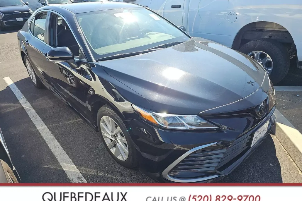 2021 Toyota Camry LE photo 1