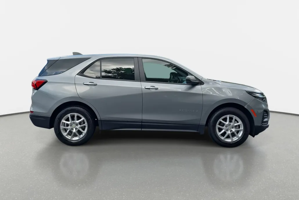 2023 Chevrolet Equinox LS photo 1