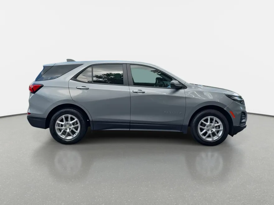 2023 Chevrolet Equinox LS photo 1
